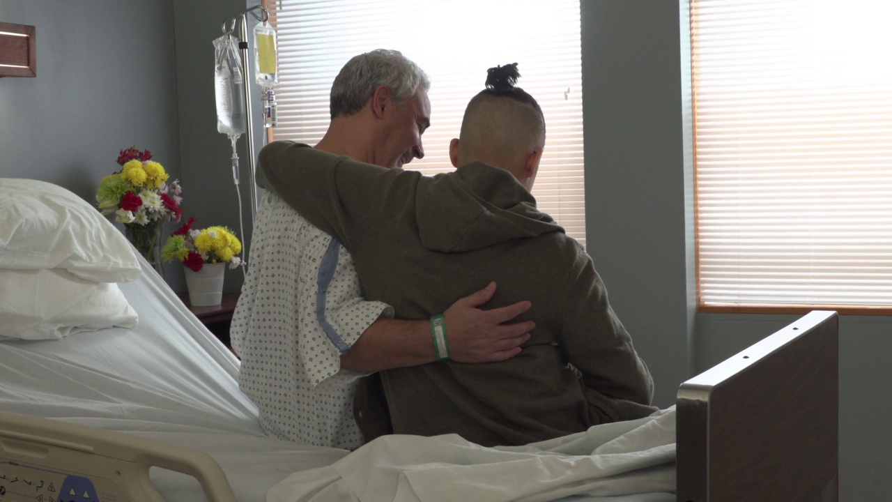一个少年去医院看望他的祖父视频下载