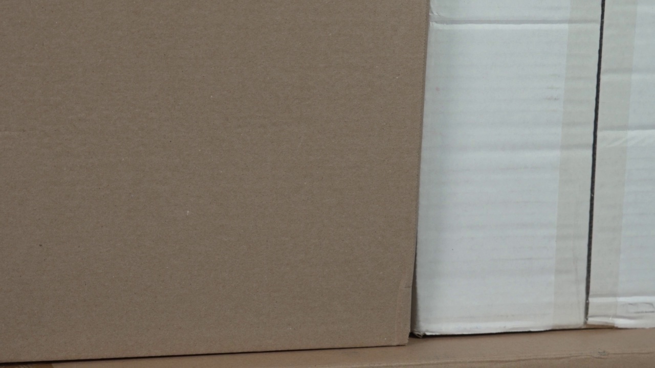 纸板盒交付。棕色和白色的集装箱。纸垃圾视频素材