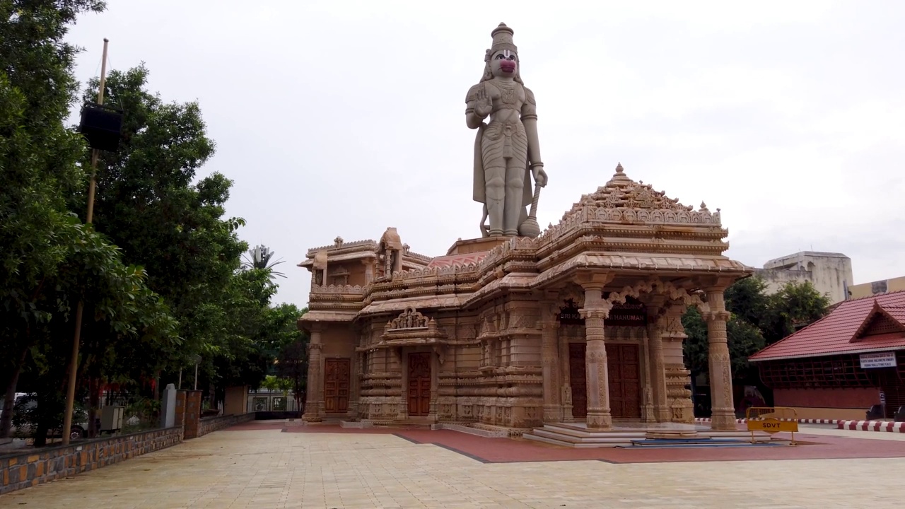 在印度卡纳塔克邦的迈苏尔，一座精致的哈努曼神庙用沙石建成，神庙顶部有一尊巨大的神像。视频素材