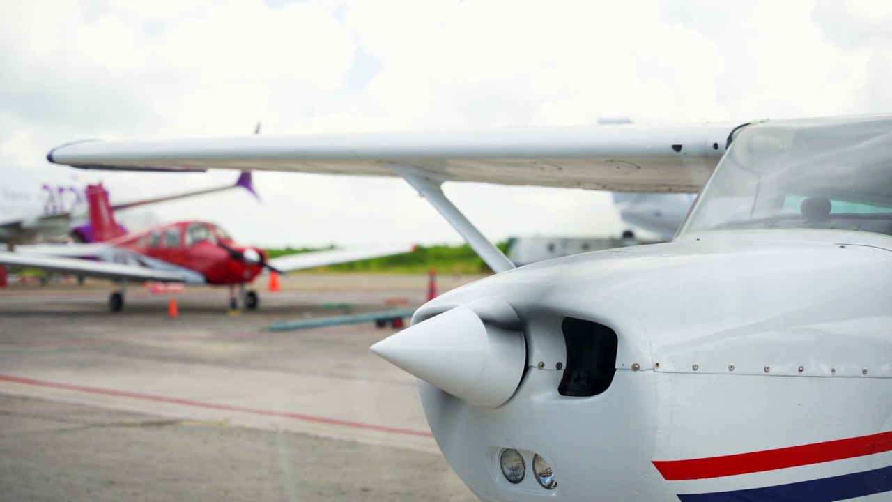 一架小型单引擎飞机在机场跑道上的旋转螺旋桨特写视频素材