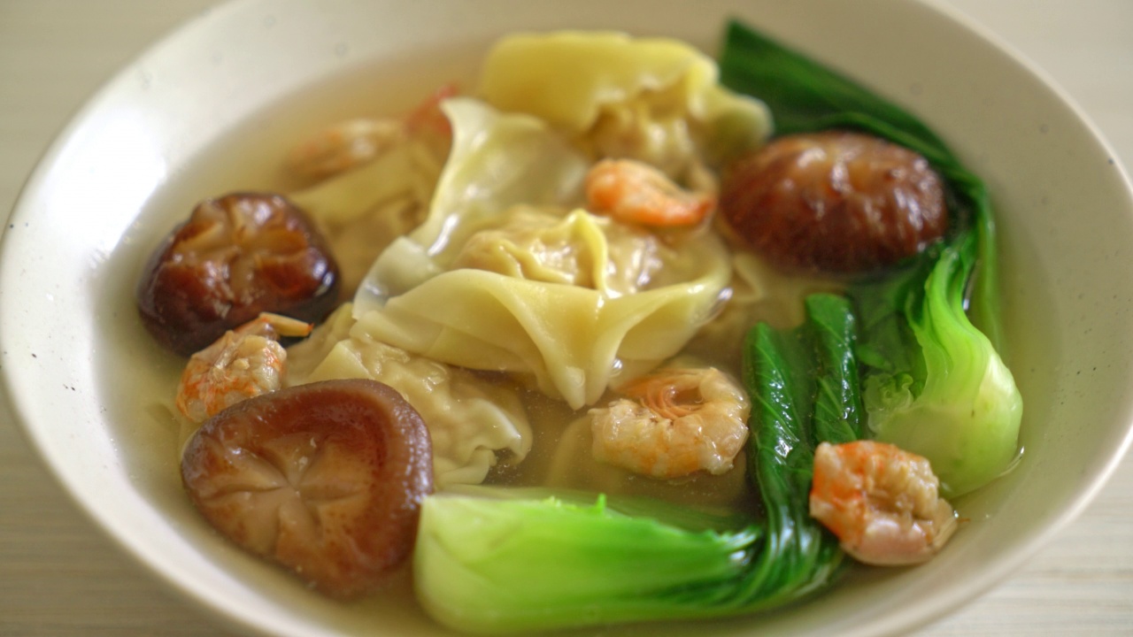 亚洲风味的虾菜猪肉饺子汤视频素材