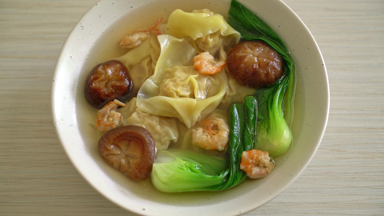亚洲风味的虾菜猪肉饺子汤视频素材