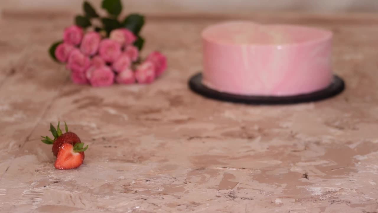香甜可口的草莓慕斯蛋糕。健康的自制食品。视频下载