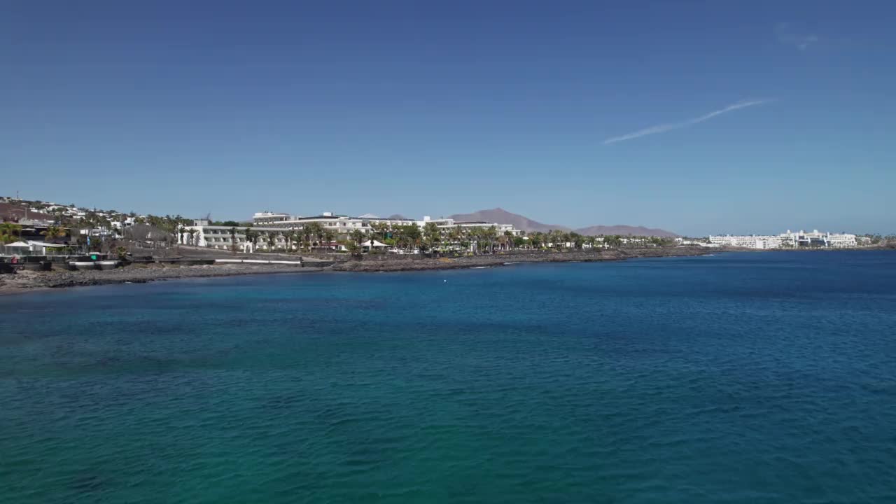 布兰卡海滩鸟瞰图，兰萨罗特，加那利群岛，西班牙。速度从30帧提高了2倍。视频素材