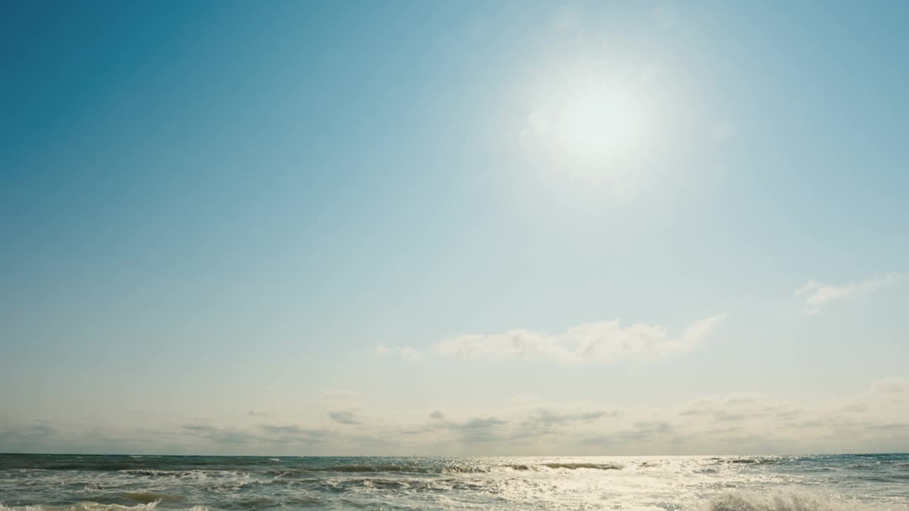 阳光，海浪和沙滩-倾斜视频素材