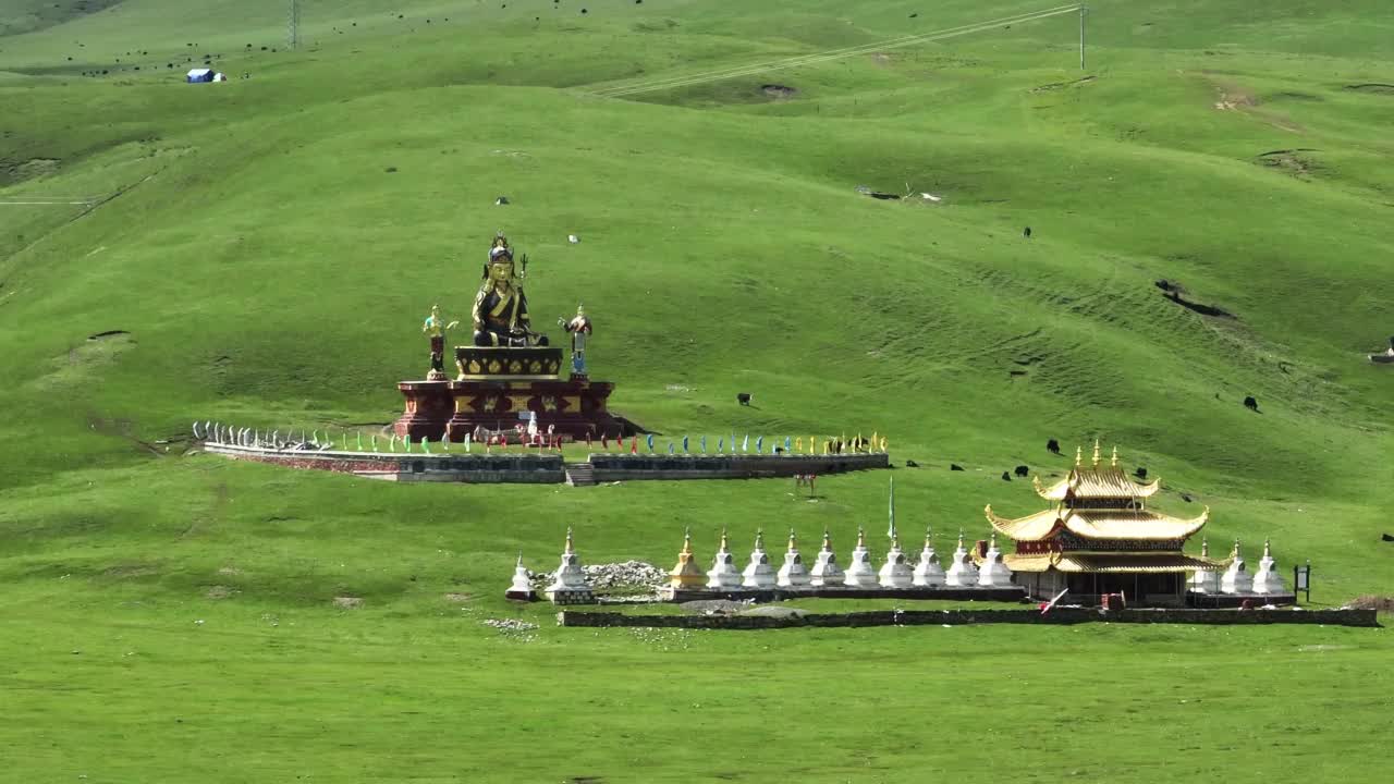 中国一个藏族村庄的鸟瞰图视频下载