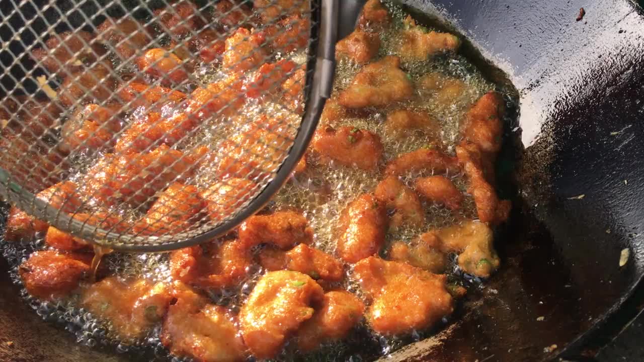 热油炸鱼球，泰国街头小吃。视频素材