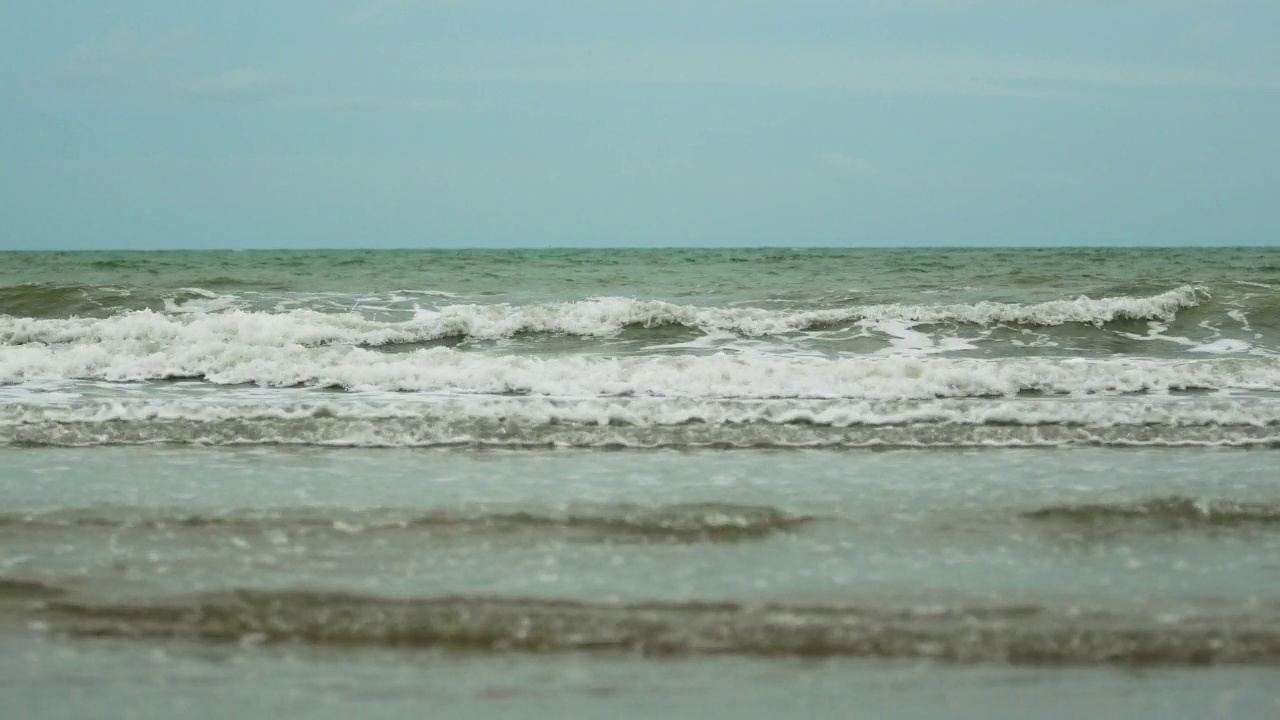 海浪、沙滩。视频素材