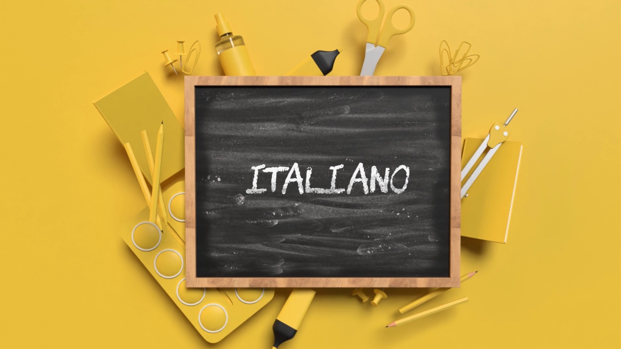 回到学校意大利的意大利语言概念与黄色的学校设备背后的黑板在4K分辨率的黄色背景视频下载