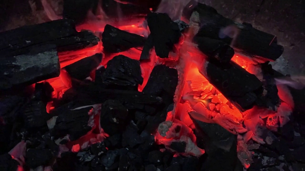 近距离的壁炉燃烧木炭烧烤烧烤在野餐。明亮的红色火花视频素材
