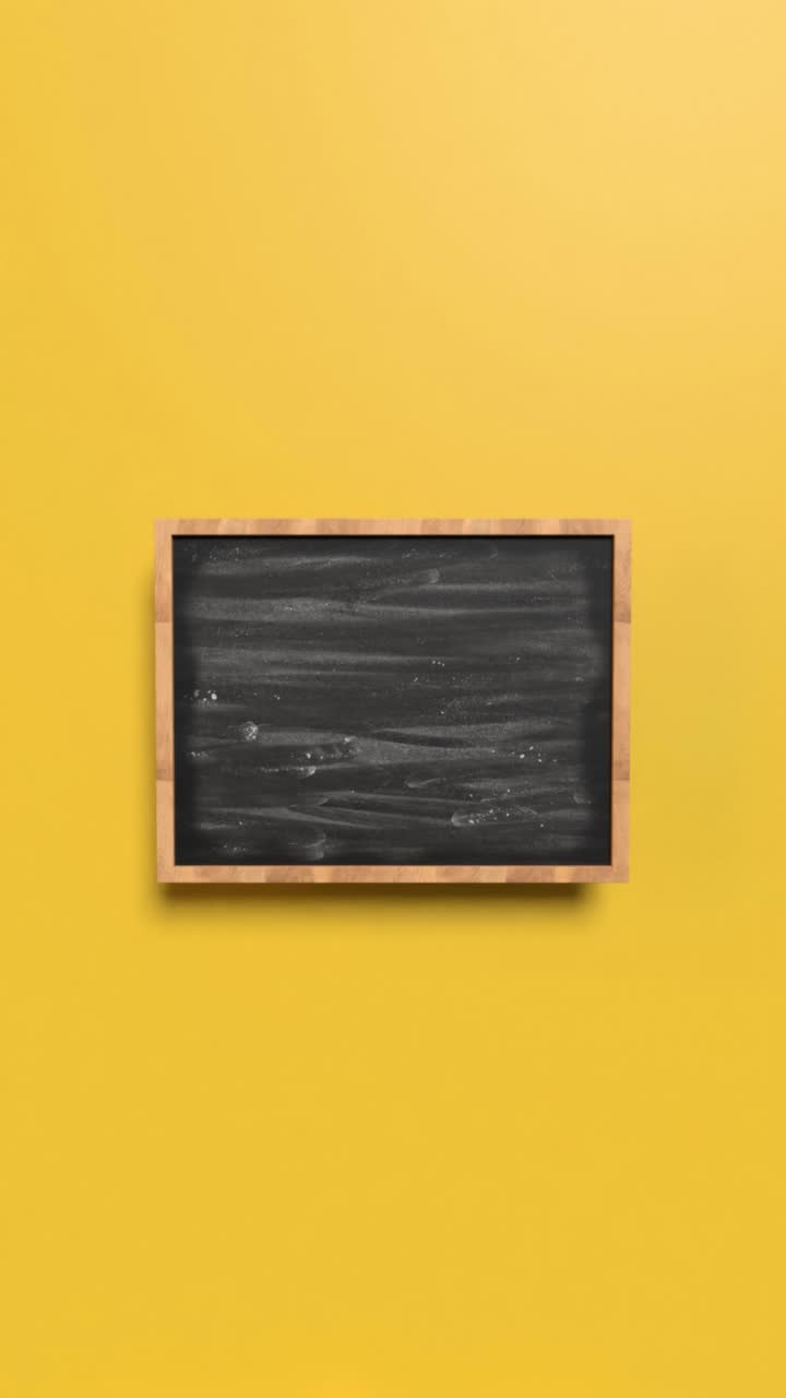 垂直回学校的概念与黄色学校设备后面的黑板在黄色背景4K分辨率视频素材