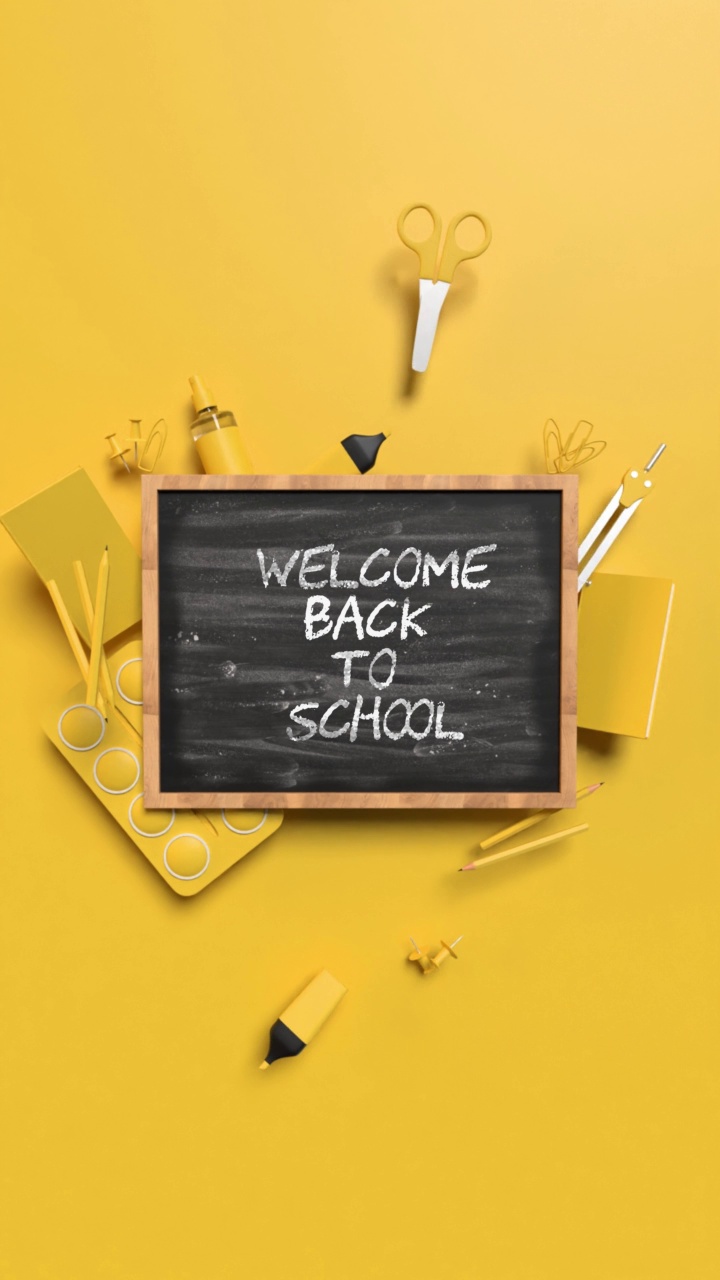 垂直欢迎回到学校概念与黄色学校设备背后黑板在黄色背景在4K分辨率视频素材