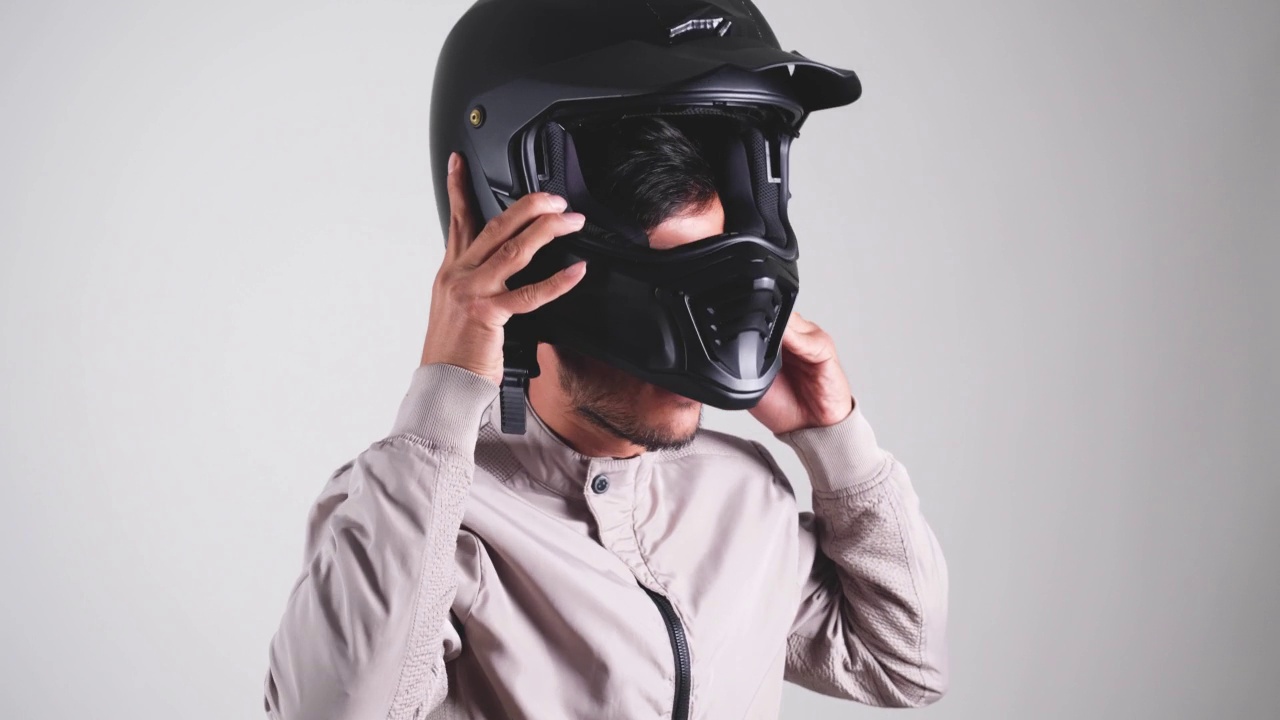 戴摩托车头盔的年轻人视频下载