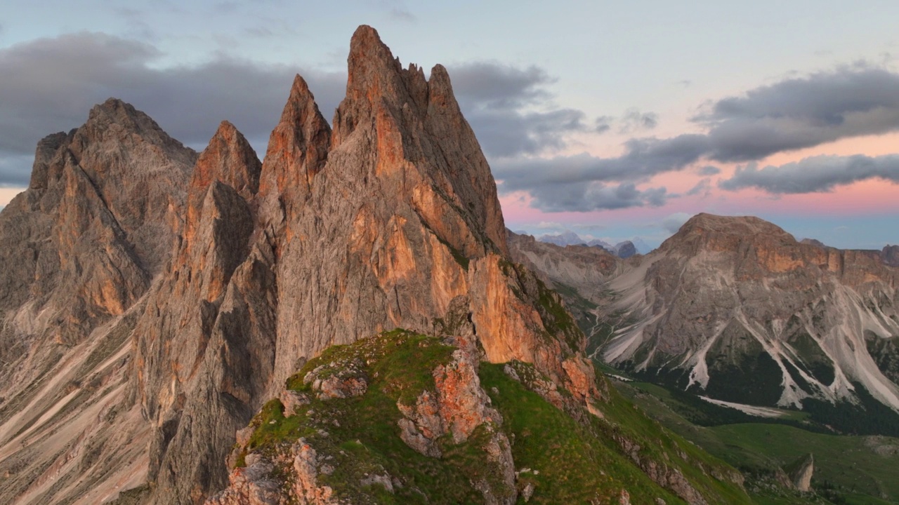 无人机拍摄的塞塞达峰日落美景。特伦蒂诺上阿迪杰，白云石阿尔卑斯山，南蒂罗尔，意大利，欧洲。奥德尔山脉，加迪纳谷。阳光下雄伟的Furchetta峰。白云石山脉,意大利。视频素材