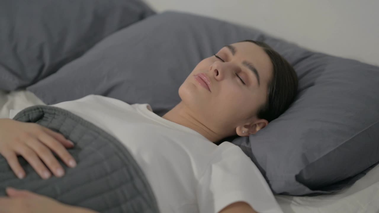 西班牙女人从床上睡醒视频素材