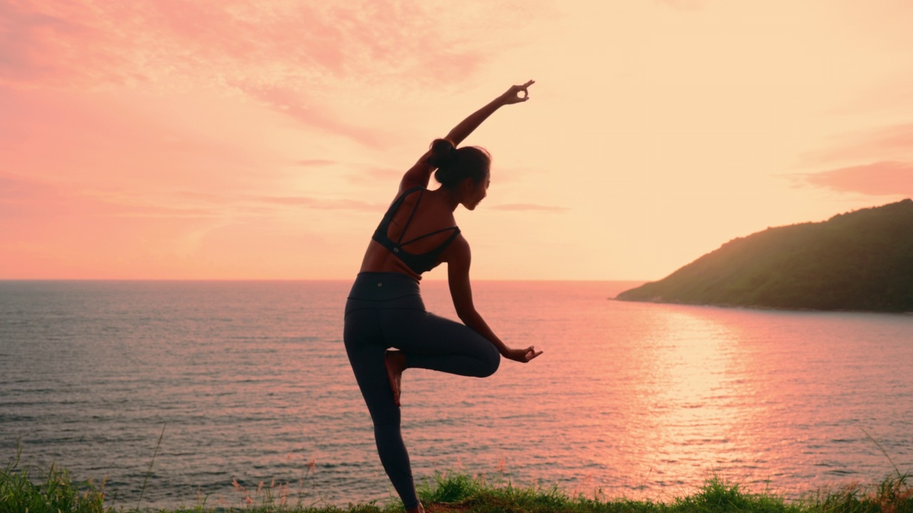 亚洲女性通过瑜伽改善身体、思想和精神的平衡视频下载