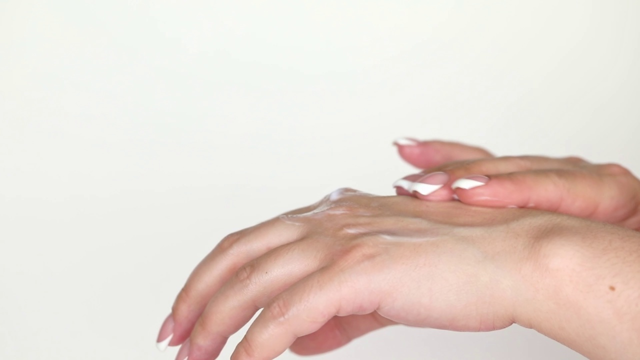 女性用手部修甲霜涂抹在浅色的背景上视频素材