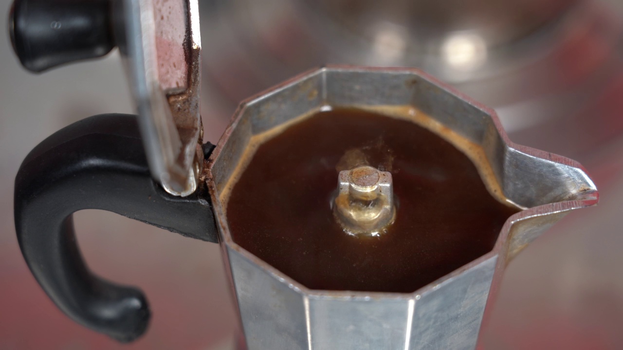 在家用moka壶咖啡机煮咖啡——意大利烹饪传统，将阿拉比卡咖啡粉放入沸腾的滤网中视频素材