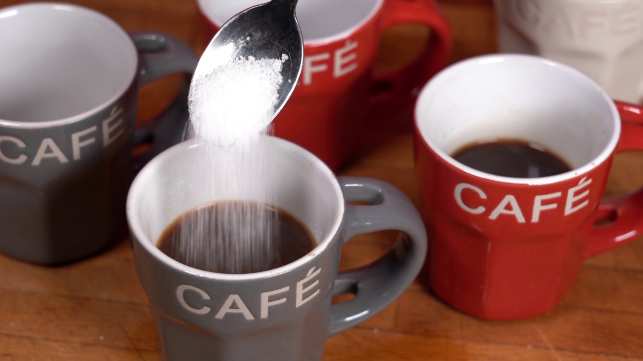 在家用moka壶咖啡机煮咖啡——意大利烹饪传统，将阿拉比卡咖啡粉放入沸腾的滤网中视频素材