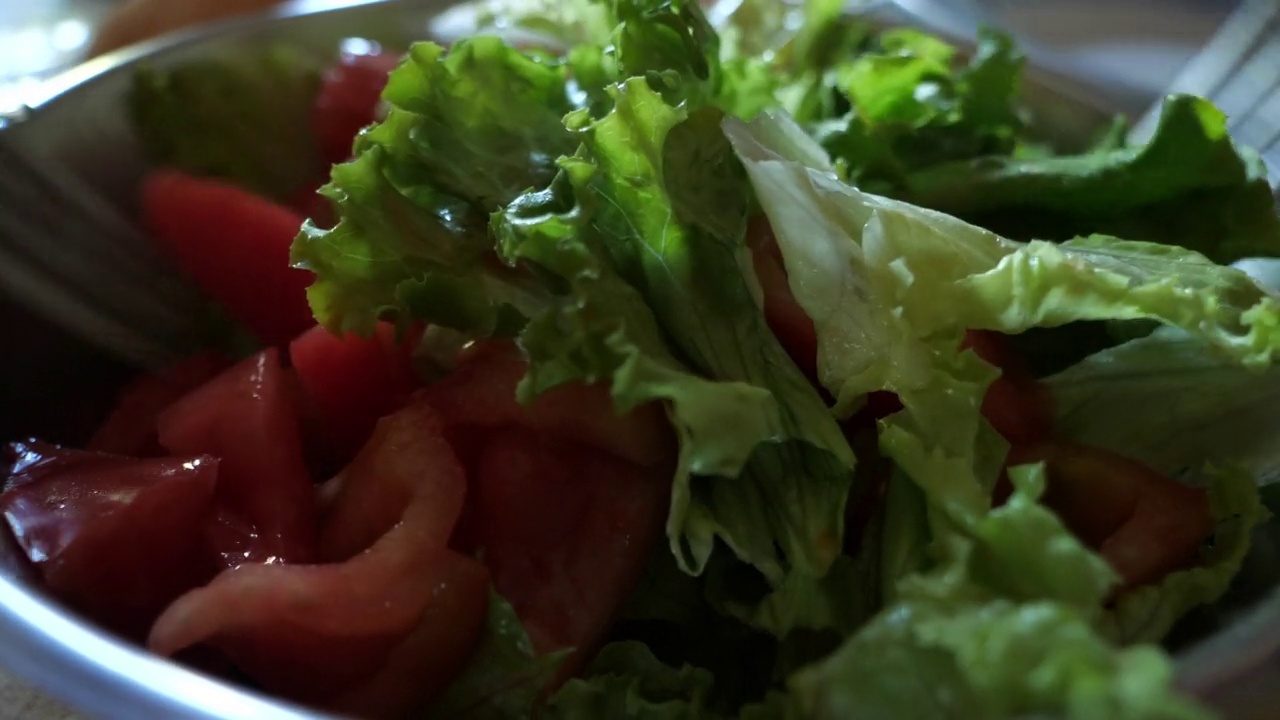 混合沙拉。生菜番茄沙拉放在碗里，特写镜头。健康饮食的概念。减肥饮食。4 k的视频。视频下载