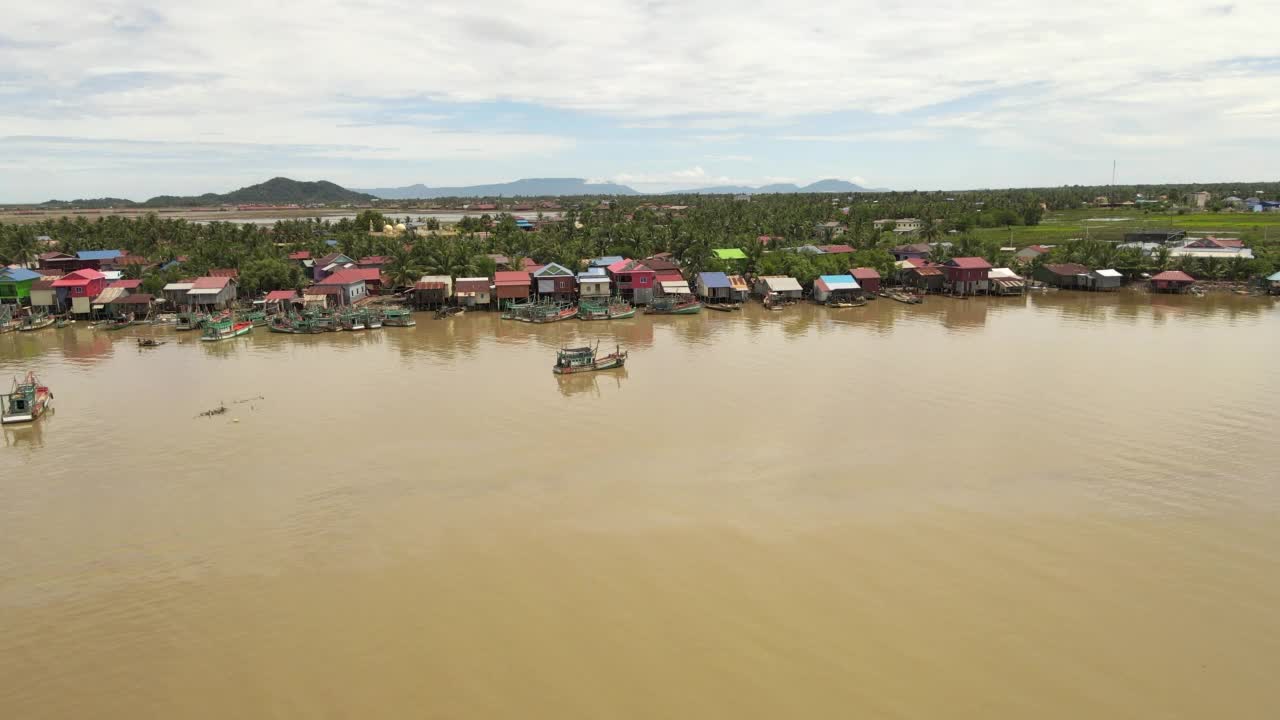 贡布河沿岸停泊的渔船的航拍镜头视频素材
