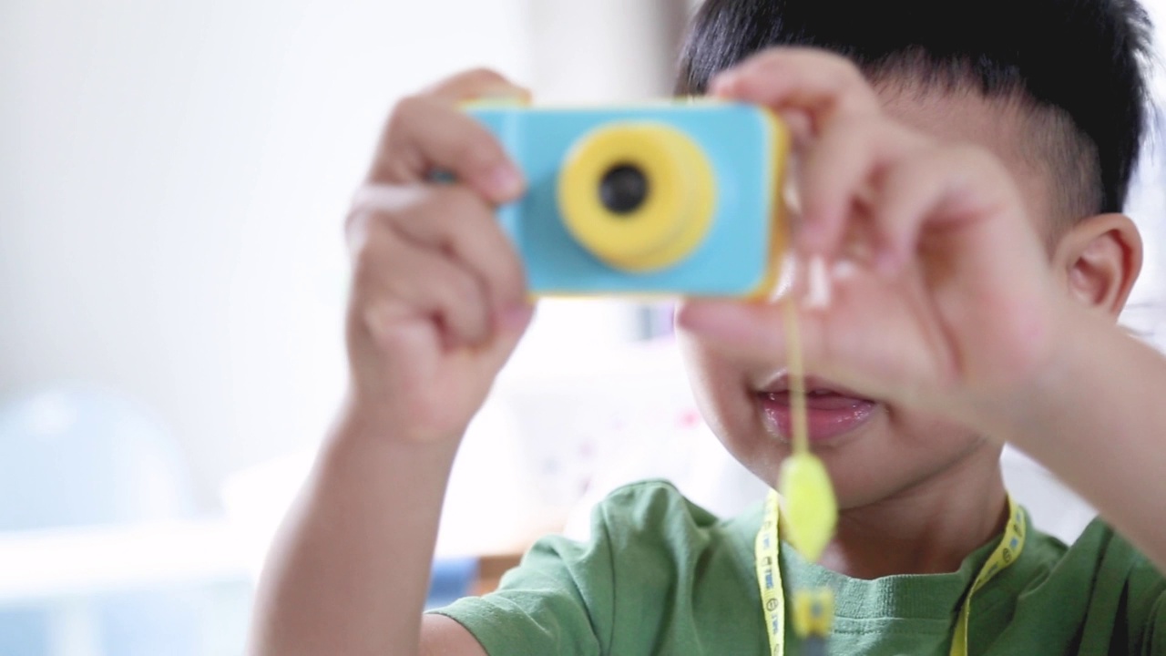 亚洲男孩在玩相机。视频素材