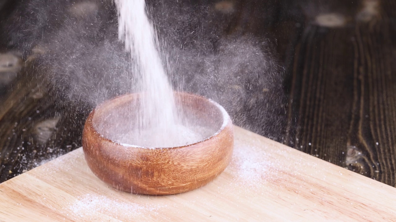 将加麦麸的小麦粉倒入一个木盘视频素材