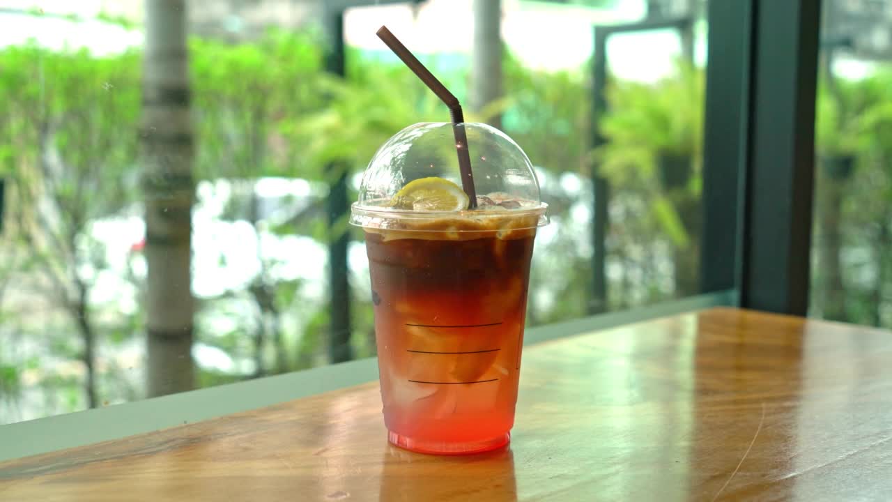 浓缩咖啡与柠檬蜜桃苏打杯在咖啡店咖啡店视频下载