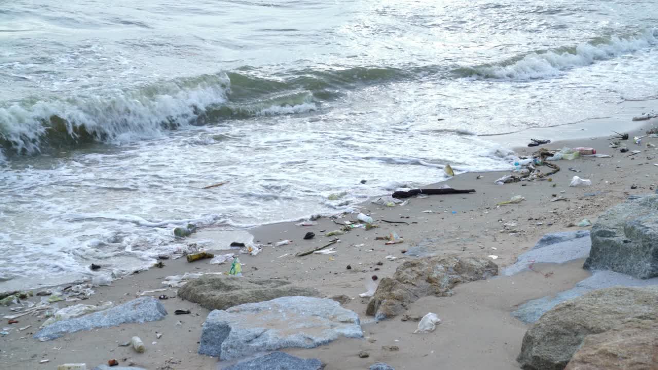 海滩上的垃圾和垃圾-恶劣的环境视频素材
