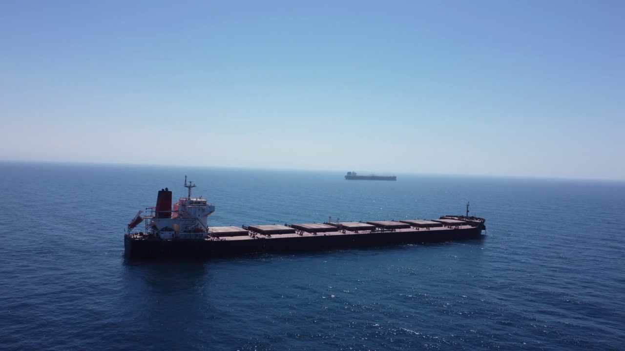 无人机拍摄的巨型干货船静止的4k视频视频下载