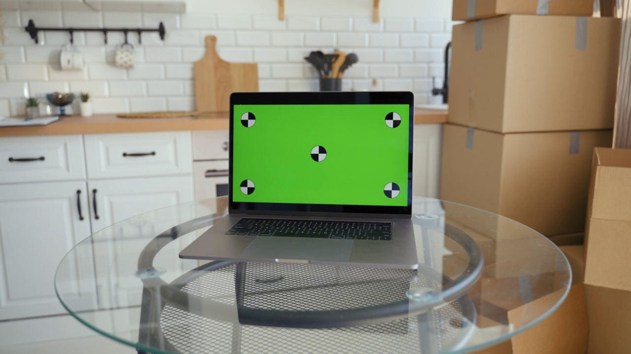 笔记本电脑和纸盒放在桌子上的chromakey屏幕上视频素材
