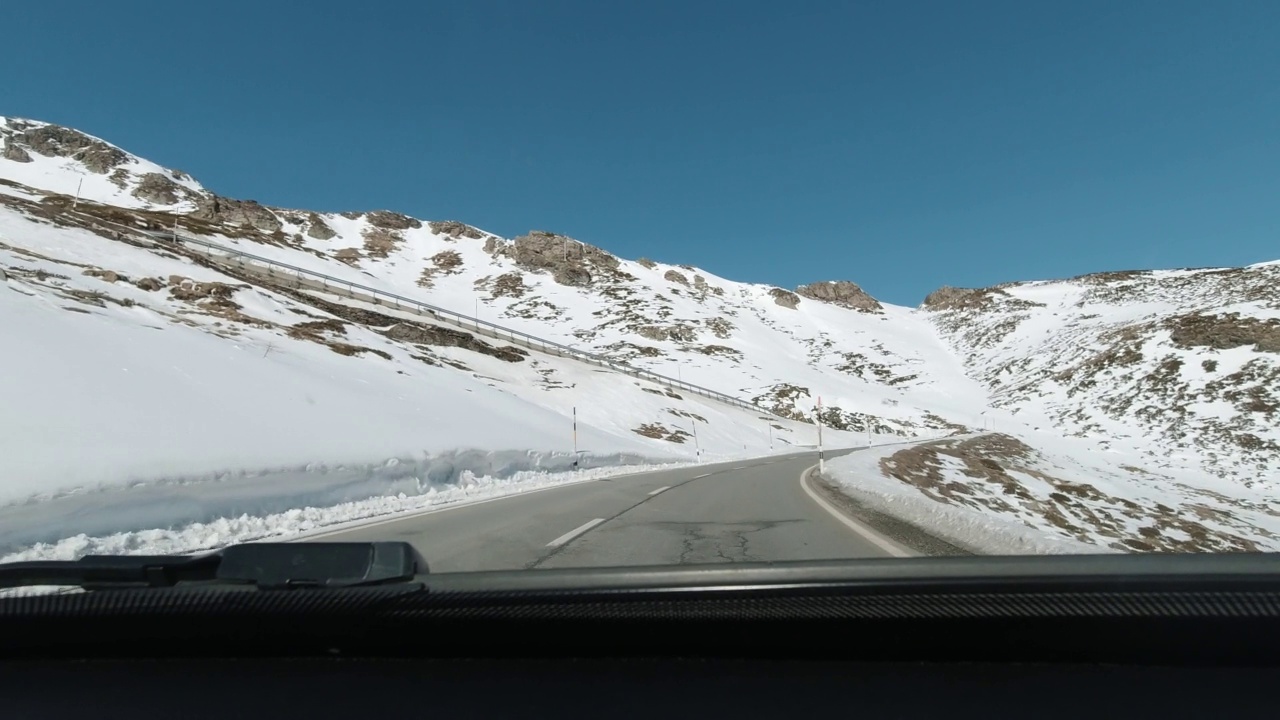 冬天在瑞士伯尼纳山口附近开车。视频下载