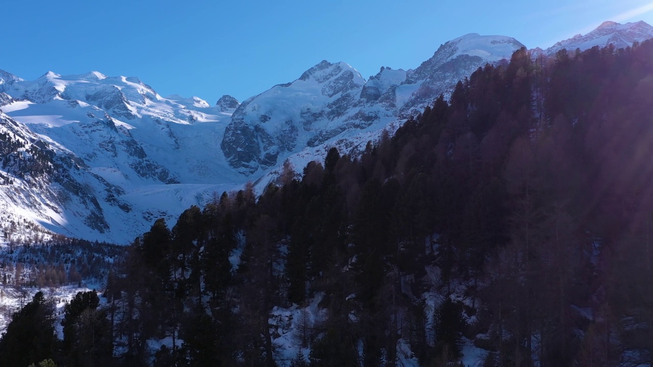 冬天在瑞士的皮兹伯尼娜。鸟瞰图视频下载