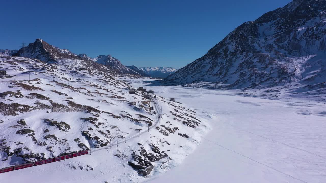 瑞士冬天的火车。鸟瞰图视频下载