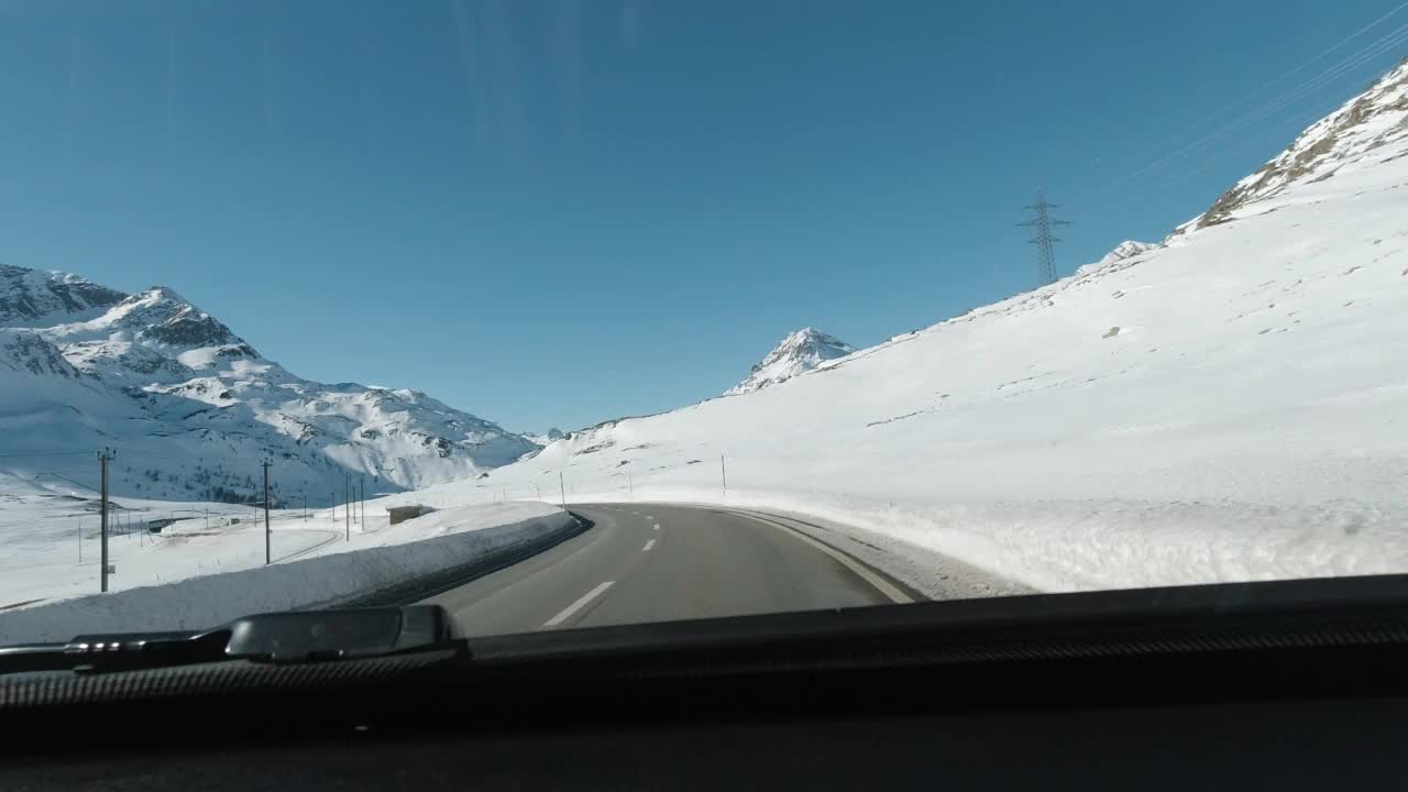 冬天在瑞士伯尼纳山口附近开车。视频下载