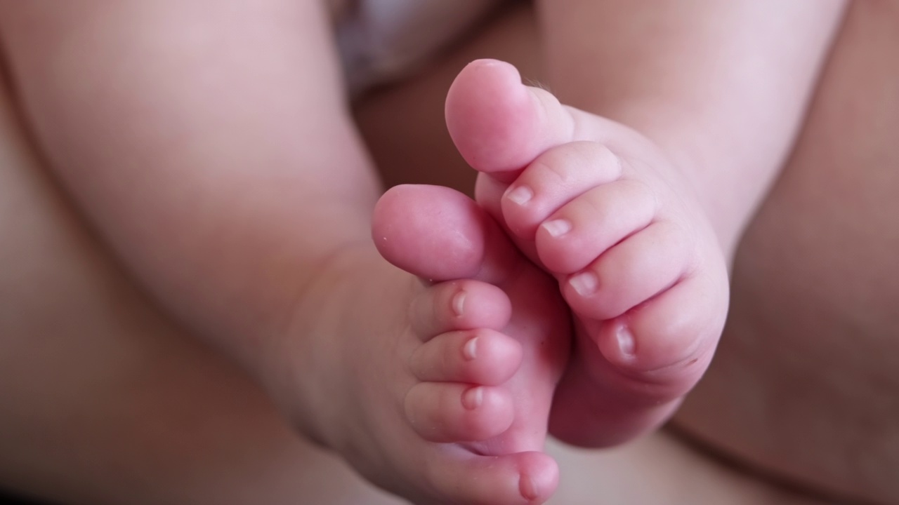 婴儿渣滓特写。小脚是新生婴儿视频素材