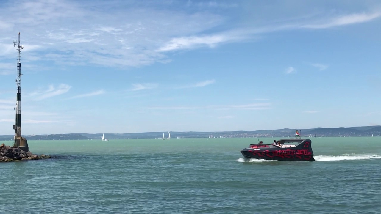 Siofok港夏季湖巴拉顿蓝天景观绿松石水水上运动高级社会匈牙利Somogy欧洲视频下载