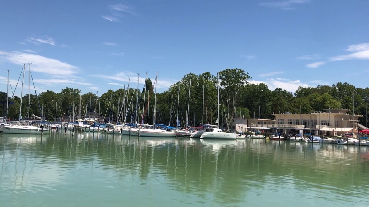 巴拉顿夏季的Foldvar湖港口蓝天景观绿松石水反射水上运动高级社会匈牙利Somogy欧洲视频下载