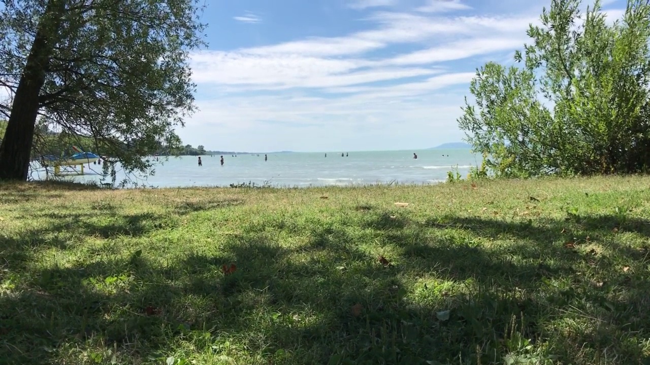 Foldvar湖巴拉顿海滩夏季蓝天景观绿松石水水上运动高级社会匈牙利Somogy欧洲视频下载