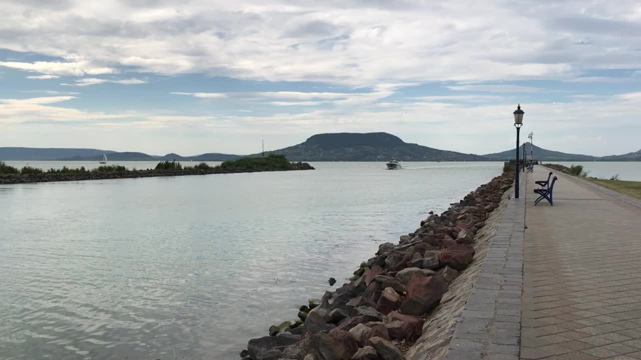 巴拉顿湖Fonyod港夏季景观水上运动高级社会匈牙利Somogy欧洲视频素材