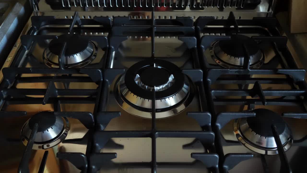燃气灶一次开一次关，厨房的燃气灶，节能理念视频下载