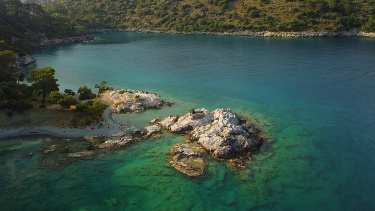 土耳其Fethiye的Darbogaz湾(Kayakoy)鸟瞰图——夏天的时候，蔚蓝的海水，美丽的岩石，与世隔绝的放松之地。视频素材