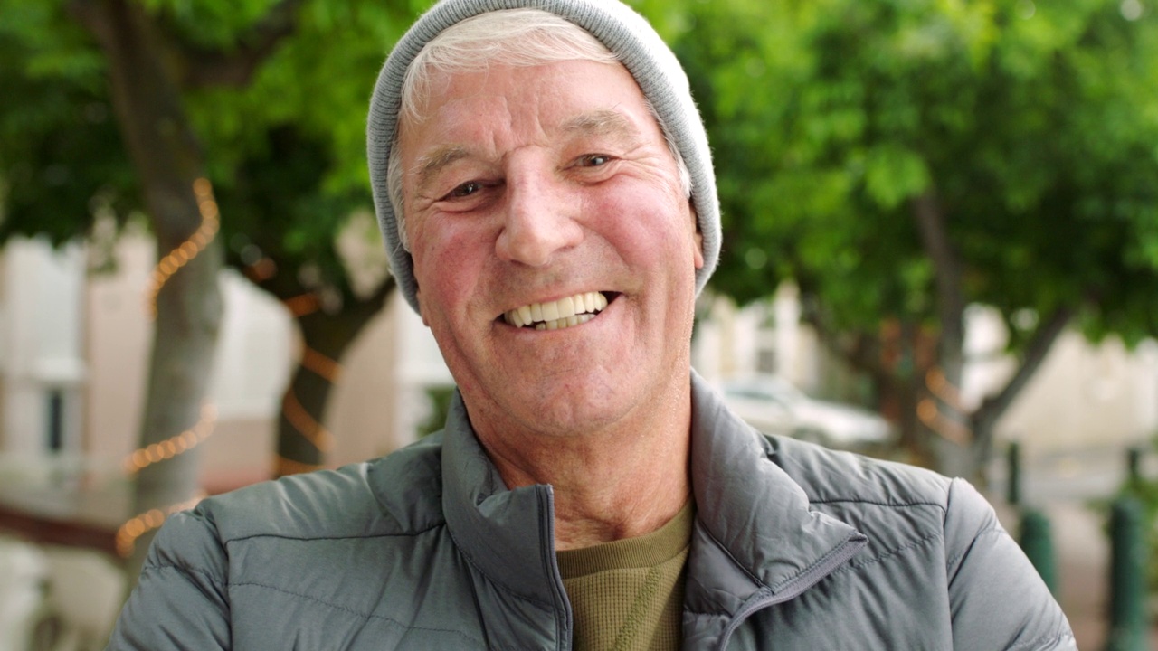用白色牙齿或假牙炫耀口腔或牙齿卫生的老年男子特写。一个成熟男性的脸和头的肖像笑，感到幸福和满足，而在城市旅行视频下载