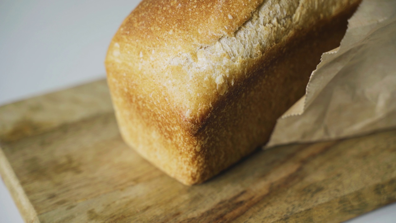 装在纸袋里的自制面包躺在厨房的地板上。视频素材