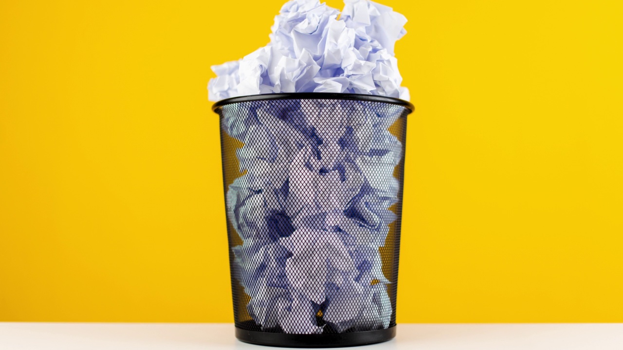 回收垃圾。把纸正确地扔进垃圾桶，以便回收利用，以减少全球变暖。回收废物的概念，水瓶和垃圾桶，4k视频，定格运动视频素材