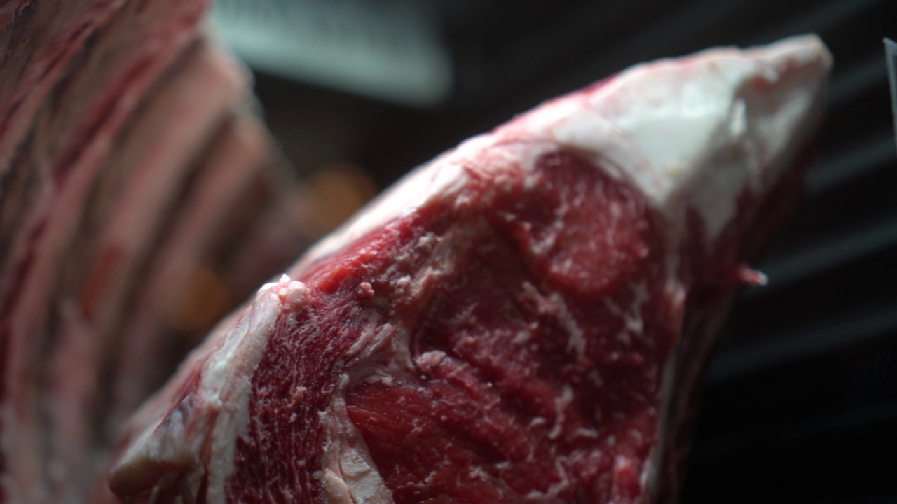 和牛黑安格斯战斧牛肉架，冷藏冰箱，豪华餐厅视频下载