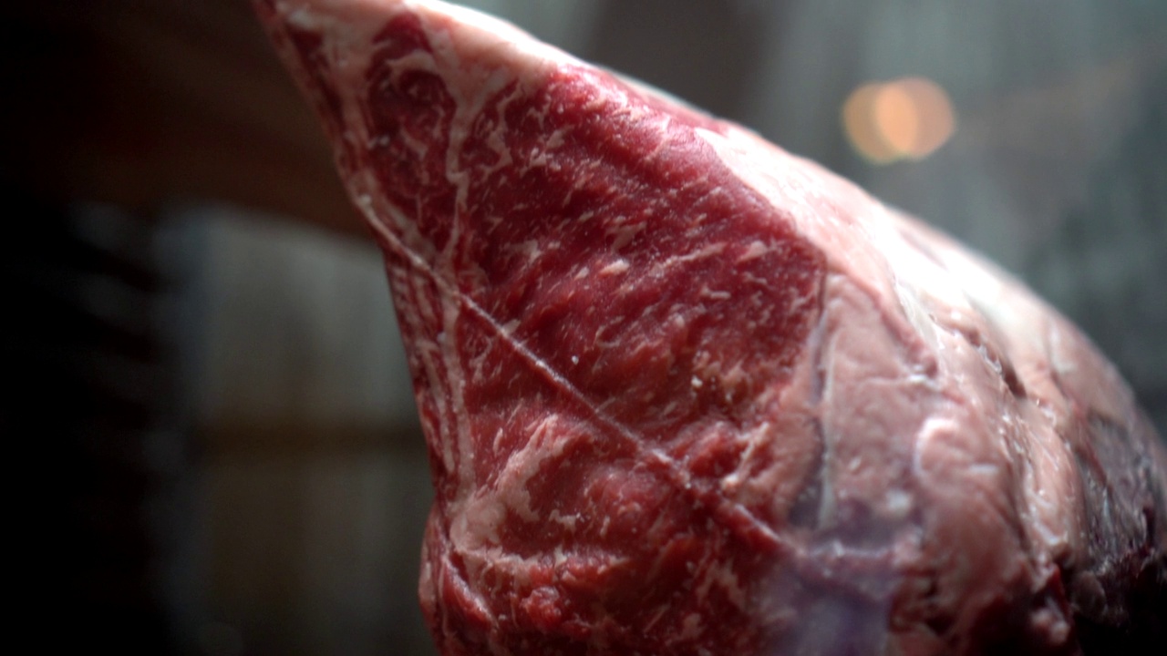 和牛黑安格斯战斧牛肉架，冷藏冰箱，豪华餐厅视频下载