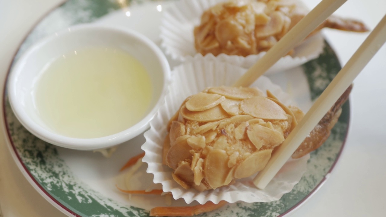 用筷子夹炸虾，用杏仁酱蘸上柠檬视频素材