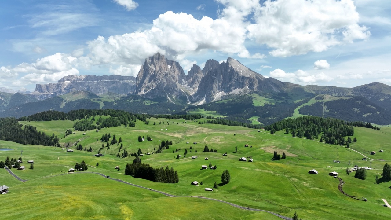 鸟瞰意大利著名地标Alpe di Siusi视频素材