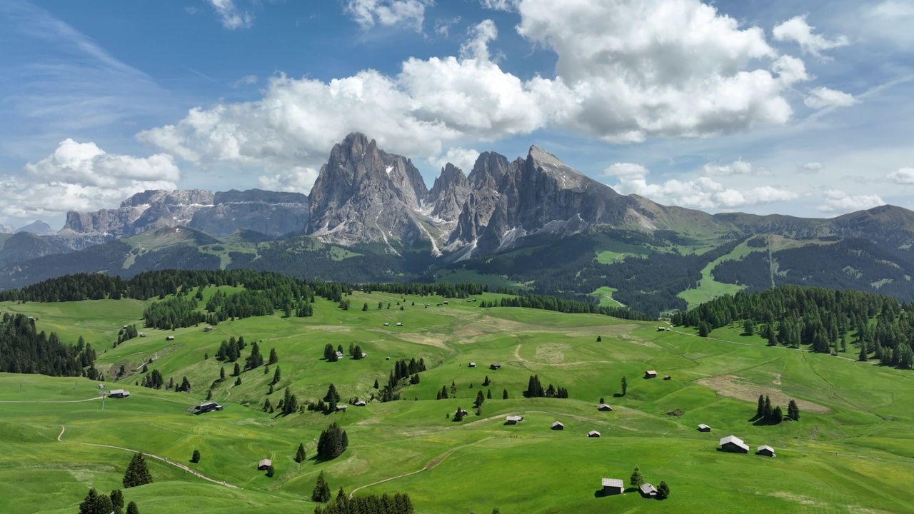 鸟瞰意大利著名地标Alpe di Siusi视频素材